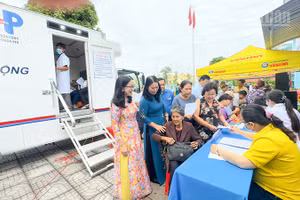 Khám sức khỏe cho người dân ngay sau lễ phát động. 