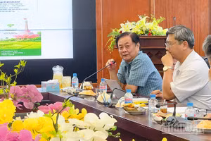 Đồng chí Lê Minh Hoan trình bày tại buổi trao đổi. 
