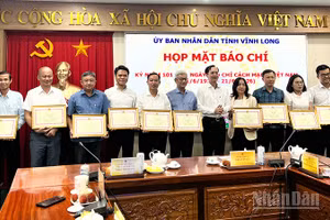 Lãnh đạo tỉnh trao Bằng khen cho nhà báo, phóng viên. 