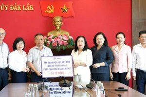 Thừa ủy quyền của Tập đoàn Điện lực Việt nam, ông Trần Văn Thuận, Giám đốc Công ty Điện lực Đắk Lắk trao tặng ủng hộ tỉnh Đắk Lắk 1 tỷ đồng khắc phục hậu quả bão số 13.