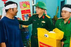 Đại tá Phan Đại Nghĩa, Phó Tư lệnh kiêm Tham mưu trưởng Quân khu 5 động viên gia đình quân nhân vượt qua đau thương ổn định cuộc sống.