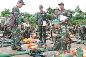 Trung đoàn 888, Bộ Chỉ huy Quân sự tỉnh Đắk Lắk kiểm tra quân tư trang của lực lượng làm nhiệm vụ phòng chống bão lụt.