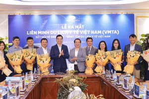 Các đại biểu cùng thực hiện nghi thức ký kết và ra mắt Liên minh Du lịch Y tế Việt Nam - VMTA.