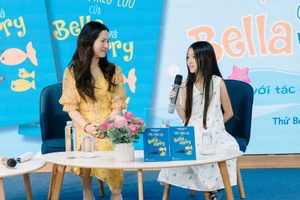 TS Nguyễn Thị Thu Hiền và con gái Lê Bảo Hân trong buổi giới thiệu sách tại Hà Nội, cuối tháng 7/2025. (Nguồn NXB Kim Đồng)