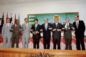 Bộ trưởng Ngoại giao Nguyễn Mạnh Cầm (thứ hai, từ phải sang), Tổng Thư ký ASEAN và các Bộ trưởng Ngoại giao ASEAN tại cuộc họp kết nạp Việt Nam trở thành thành viên chính thức thứ bảy của ASEAN, ngày 28/7/1995, tại Thủ đô Bandar Seri Begawan (Brunei). (Ảnh TTXVN)