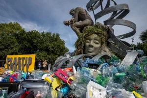 Tác phẩm “The Thinker’s Burden” của nghệ sĩ Canada Benjamin Von Wong bên ngoài trụ sở Liên hợp quốc tại Geneva.