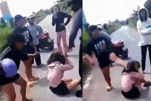 Cháu N (áo hồng) bị nhóm người vây đánh rất dã man (ảnh cắt từ video)
