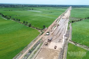 Một đoạn cao tốc Mỹ An-Cao Lãnh thiếu đường dân sinh, gây khó khăn cho nhân dân.