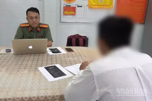 Nam thanh niên làm việc với cơ quan công an.