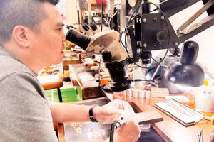 Khâu chế tác cần tỉ mỉ và phải dùng kính lúp phóng đại sản phẩm đá quý.