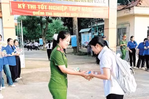 Đoàn Thanh niên Công an phường Tân Khai tham gia tình nguyện “Tiếp sức mùa thi”.