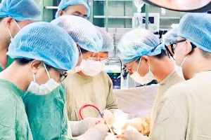 Các bác sĩ Bệnh viện Nhân dân 115 và Bệnh viện đa khoa Bà Rịa phối hợp thực hiện thành công ca phẫu thuật tạo hình cho bệnh nhân bị loét tỳ đè độ IV.