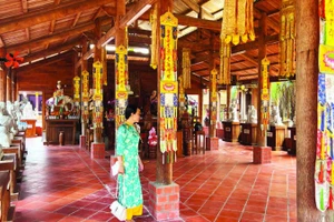 Chùa Long Quang được xây dựng từ gỗ cây dừa rất độc đáo.