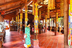 Chùa Long Quang được xây dựng từ gỗ cây dừa rất độc đáo.