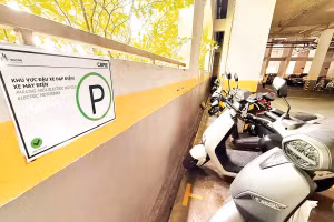 Một chung cư cao cấp bố trí khu vực đỗ xe máy, xe đạp điện nhưng không trang bị hệ thống sạc và không cho cư dân sạc điện phương tiện.