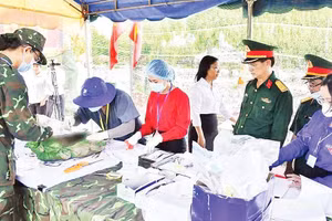 Lực lượng chức năng lấy mẫu hài cốt liệt sĩ để bàn giao cho Viện Hàn lâm Khoa học và Công nghệ Việt Nam giám định ADN.