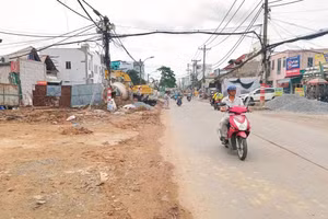 Dự án nâng cấp, mở rộng đường Nguyễn Thị Định (đoạn từ cầu Giồng Ông Tố đến cầu Mỹ Thủy) đang gấp rút thi công.