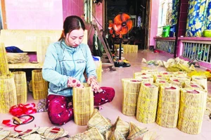 Thợ đan lọp tại làng nghề thủ công Thới Long.