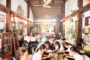 Một chuyến tham quan của Liên hiệp Hợp tác xã thương mại Thành phố Hồ Chí Minh tại Bảo tàng Biệt động Sài Gòn-Gia Định.