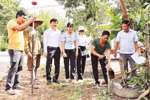 Cán bộ xã Bù Đăng hỗ trợ Nhân dân giải quyết thủ tục hành chính về đất đai.