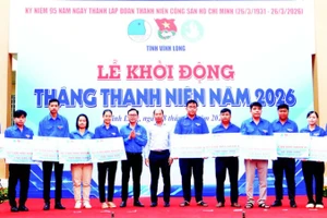 Tỉnh đoàn Vĩnh Long trao nhà nhân ái cho người dân.