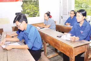 Thanh niên ấp Phước Trung (xã Phước Mỹ Trung, tỉnh Vĩnh Long) tham gia tư vấn về chương trình lao động ở nước ngoài theo hợp đồng.