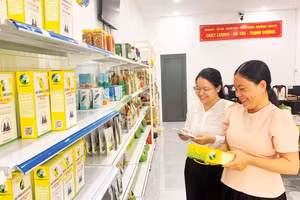 Khách hàng chọn mua sản phẩm OCOP Cần Thơ tại cửa hàng do Trung tâm Khuyến nông và Dịch vụ nông nghiệp thành phố quản lý.