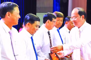 Ủy viên Trung ương Đảng, Bí thư Tỉnh ủy Cà Mau Nguyễn Hồ Hải (áo trắng, bìa phải) trao tặng Bằng khen cho các cá nhân là Bí thư Chi bộ tiêu biểu, xuất sắc tại buổi họp mặt tuyên dương.