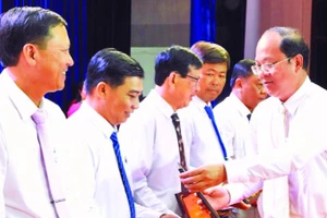 Ủy viên Trung ương Đảng, Bí thư Tỉnh ủy Cà Mau Nguyễn Hồ Hải (áo trắng, bìa phải) trao tặng Bằng khen cho các cá nhân là Bí thư Chi bộ tiêu biểu, xuất sắc tại buổi họp mặt tuyên dương.