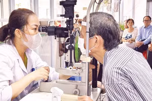 Bác sĩ kiểm tra mắt cho người dân phường Long An trong đợt khám sức khỏe định kỳ, khám sàng lọc miễn phí cho người dân.
