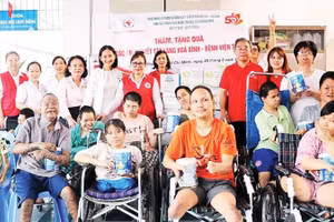 Đoàn công tác Hội Chữ thập đỏ Thành phố Hồ Chí Minh thăm, tặng quà cho học sinh có hoàn cảnh khó khăn và trẻ em khuyết tật tại làng Hòa Bình (Bệnh viện Từ Dũ).