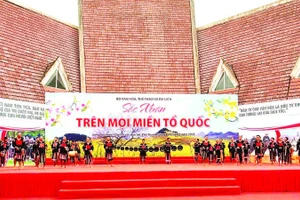 Đoàn nghệ nhân dân tộc Ê Đê tỉnh Đắk Lắk biểu diễn tại chương trình “Sắc xuân trên mọi miền Tổ quốc” tại Làng Văn hóa các dân tộc Việt Nam tháng 2/2026.