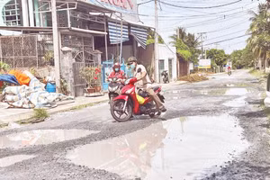 Phương tiện xe gắn máy rất vất vả khi qua tuyến đường Âu Cơ (phường An Hội, tỉnh Vĩnh Long).