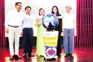 Đại diện các sở, ngành tỉnh Đắk Lắk và Ban quản lý dự án thực hiện nghi thức khởi động Dự án “Thích ứng xanh và bền vững cho các cộng đồng dân tộc thiểu số”.