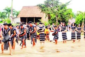 Thanh, thiếu niên người Cơ Ho biểu diễn cồng chiêng, dân vũ phục vụ du khách tại Làng K'Ho Cil.