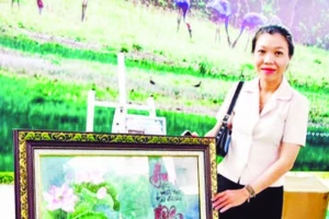Chị Diệu Liên đam mê sáng tác tranh trên lá sen.