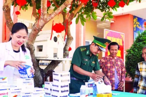 Đồn Biên phòng Phú Mỹ phối hợp khám, phát thuốc miễn cho người dân biên giới xã Giang Thành.