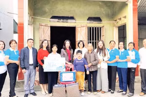 Lãnh đạo Hội Liên hiệp Phụ nữ thành phố Hải Phòng và chính quyền địa phương trao quà tặng trẻ mồ côi được nhận đỡ đầu tại xã Trần Phú (Ảnh NGUYỄN NGUYÊN)