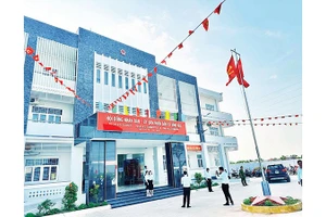 Trụ sở Ủy ban nhân dân Vĩnh Hậu, xã vùng ven biển ngày cận Tết.