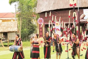 Nghệ nhân dân tộc Brâu thường xuyên biểu diễn “Sáp sam pu” thể hiện sự đoàn kết cộng đồng sâu sắc.