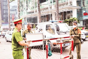 Lực lượng Cảnh sát trật tự và các tổ công tác tại phường tuần tra, xử lý các hành vi lấn chiếm, sử dụng trái phép lòng đường, vỉa hè để kinh doanh, buôn bán tại khu vực trung tâm thành phố.