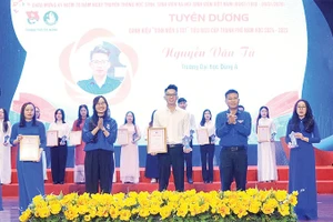 Nguyễn Văn Tú tại lễ tuyên dương “Sinh viên 5 tốt” cấp thành phố.