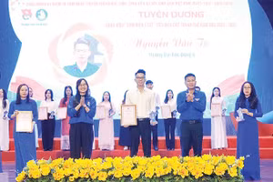 Nguyễn Văn Tú tại lễ tuyên dương “Sinh viên 5 tốt” cấp thành phố.