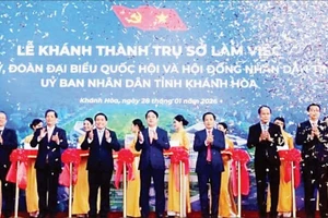 Các đại biểu cắt băng khánh thành trụ sở làm việc mới tỉnh Khánh Hòa. (Ảnh VŨ TÂN)