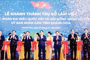 Các đại biểu cắt băng khánh thành trụ sở làm việc mới tỉnh Khánh Hòa. (Ảnh VŨ TÂN)