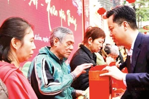 Lãnh đạo phường Hoàn Kiếm tặng quà các gia đình có hoàn cảnh khó khăn trên địa bàn.