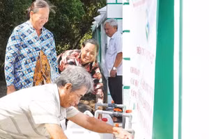 Người dân phường Vĩnh Châu vui mừng vì có nước sạch sử dụng miễn phí.