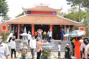 Du khách viếng Miếu Bà Chúa Xứ tại Gò Tháp.