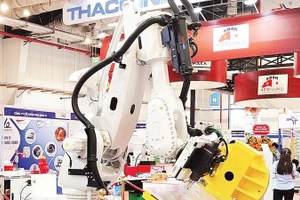 Máy móc, thiết bị do THACO Industries sản xuất được trưng bày tại Diễn đàn “Thúc đẩy phát triển công nghiệp hỗ trợ Việt Nam trong chuỗi cung ứng toàn cầu”.