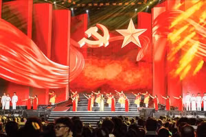 Liên khúc “Lá cờ Đảng-Việt Nam ơi mùa xuân đến rồi” mở màn chương trình nghệ thuật.